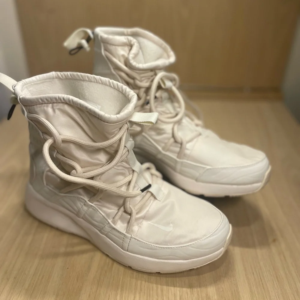 NIKE Tanjun High Rise Boots in White Size 8.5